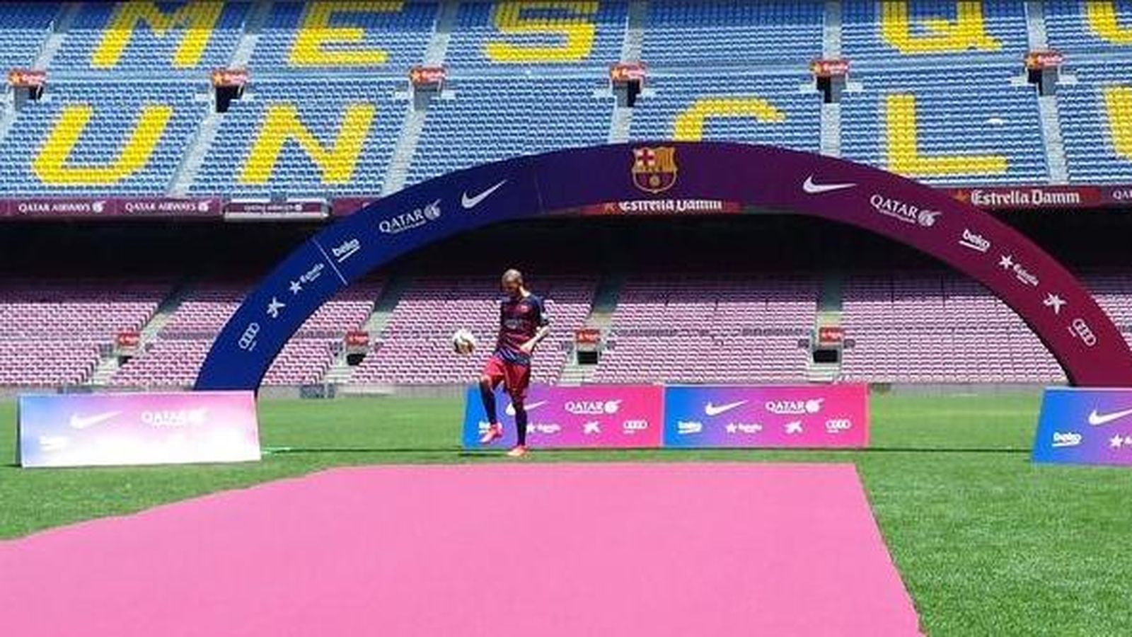 Foto: Aleix Vidal, en su presentación como nuevo jugador del Barcelona.