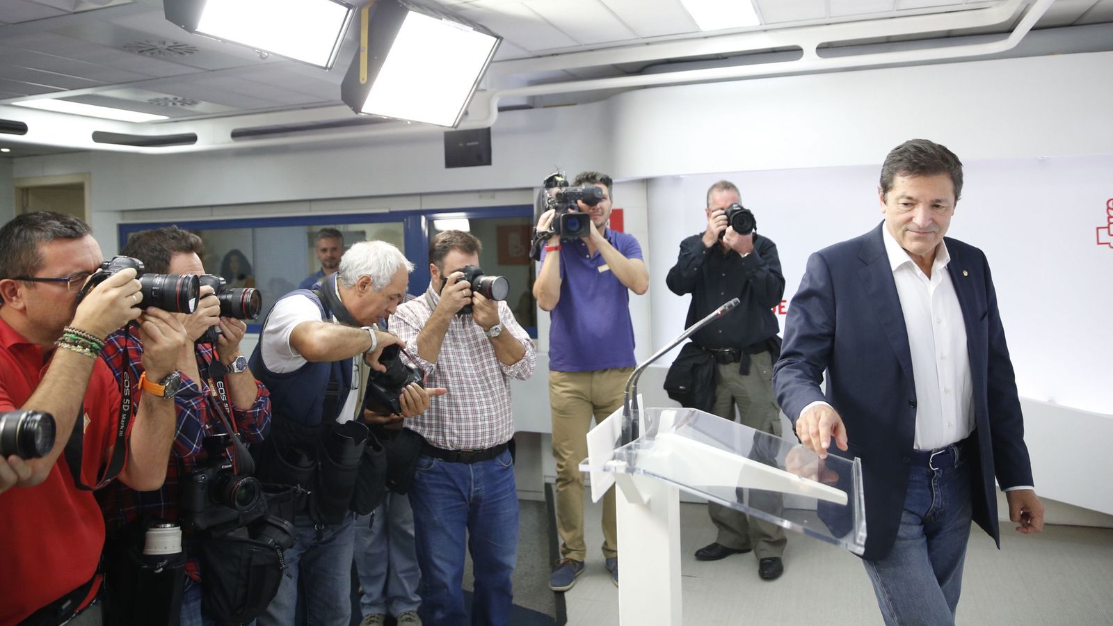 Foto: El presidente de Asturias, Javier Fernández, atiende a los medios en Ferraz, en su primera rueda de prensa como presidente de la gestora del PSOE, este 3 de octubre. (EFE)