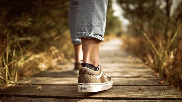 Caminar es una oportunidad para mejorar nuestra salud. (Pexels/Tobi)