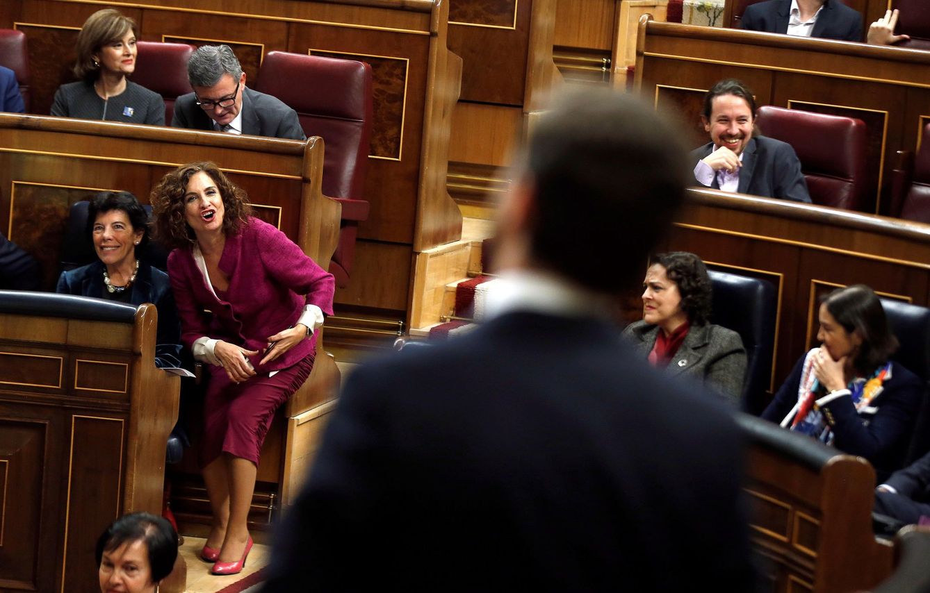 La ministra de Hacienda en funciones, María Jesús Montero (2i), interpela al presidente de Vox, Santiago Abascal (de espaldas), durante su intervención. (EFE)