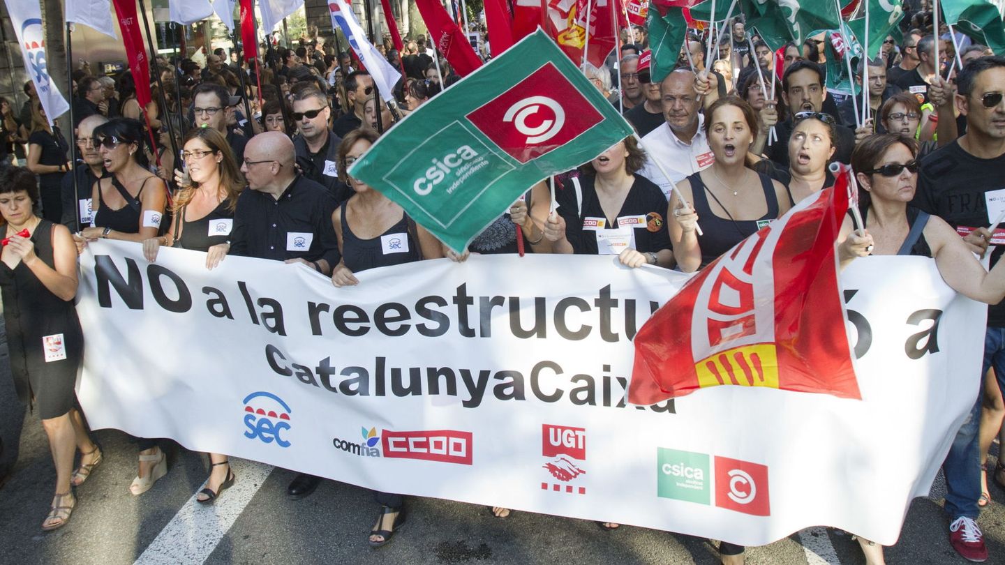 Mas de un millar de empleados de Catalunya Banc se manifiestan contra el ERE en Barcelona. (Efe)