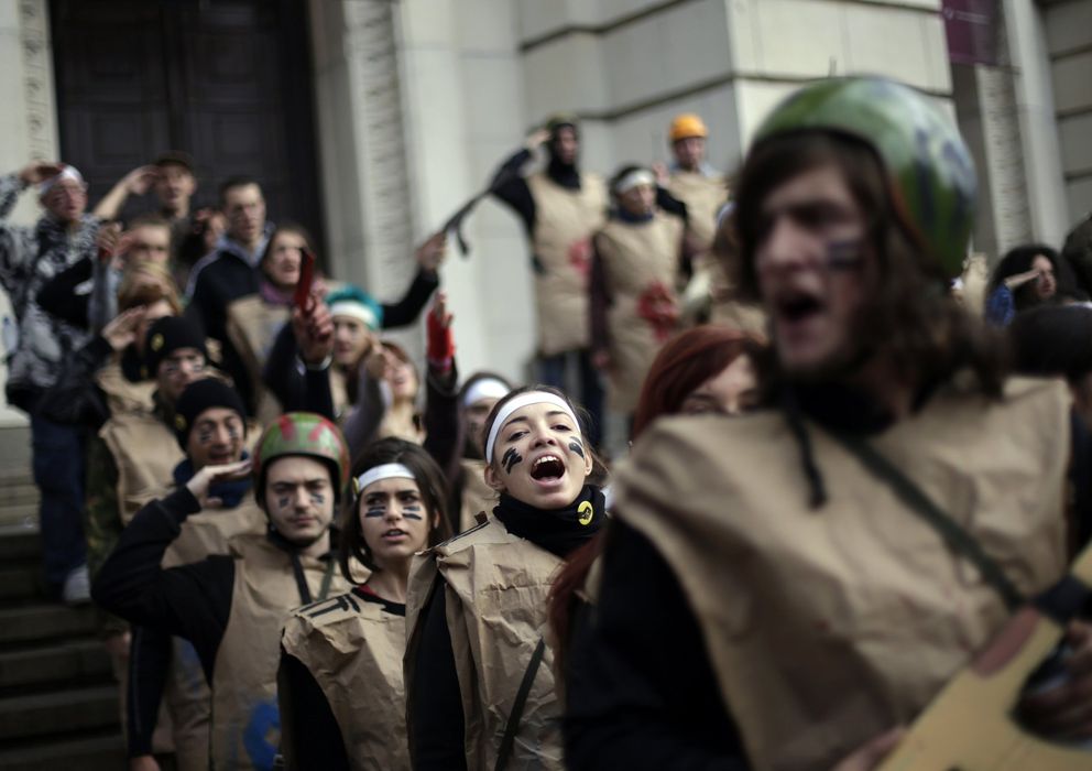 Foto: Estudiantes con disfraces que imitan uniformes militares protestan ante la Universidad de Sofía, en Bulgaria (Reuters).