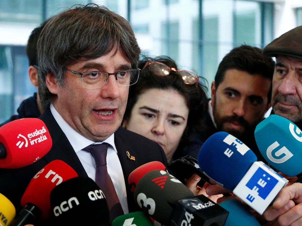 Foto: Carles Puigdemont habla con los medios tras comparecer ante la justicia en Bélgica. (Reuters)