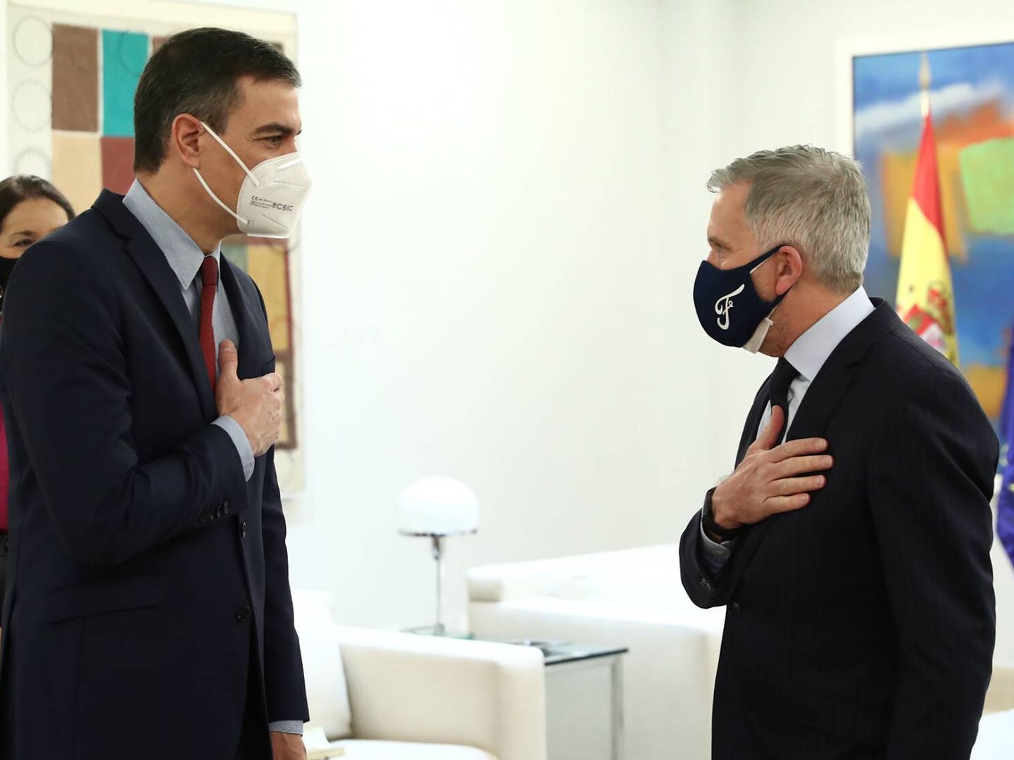 Pedro Sánchez y el presidente de Ford Europa, Stuart Rowley, en la Moncloa. 
