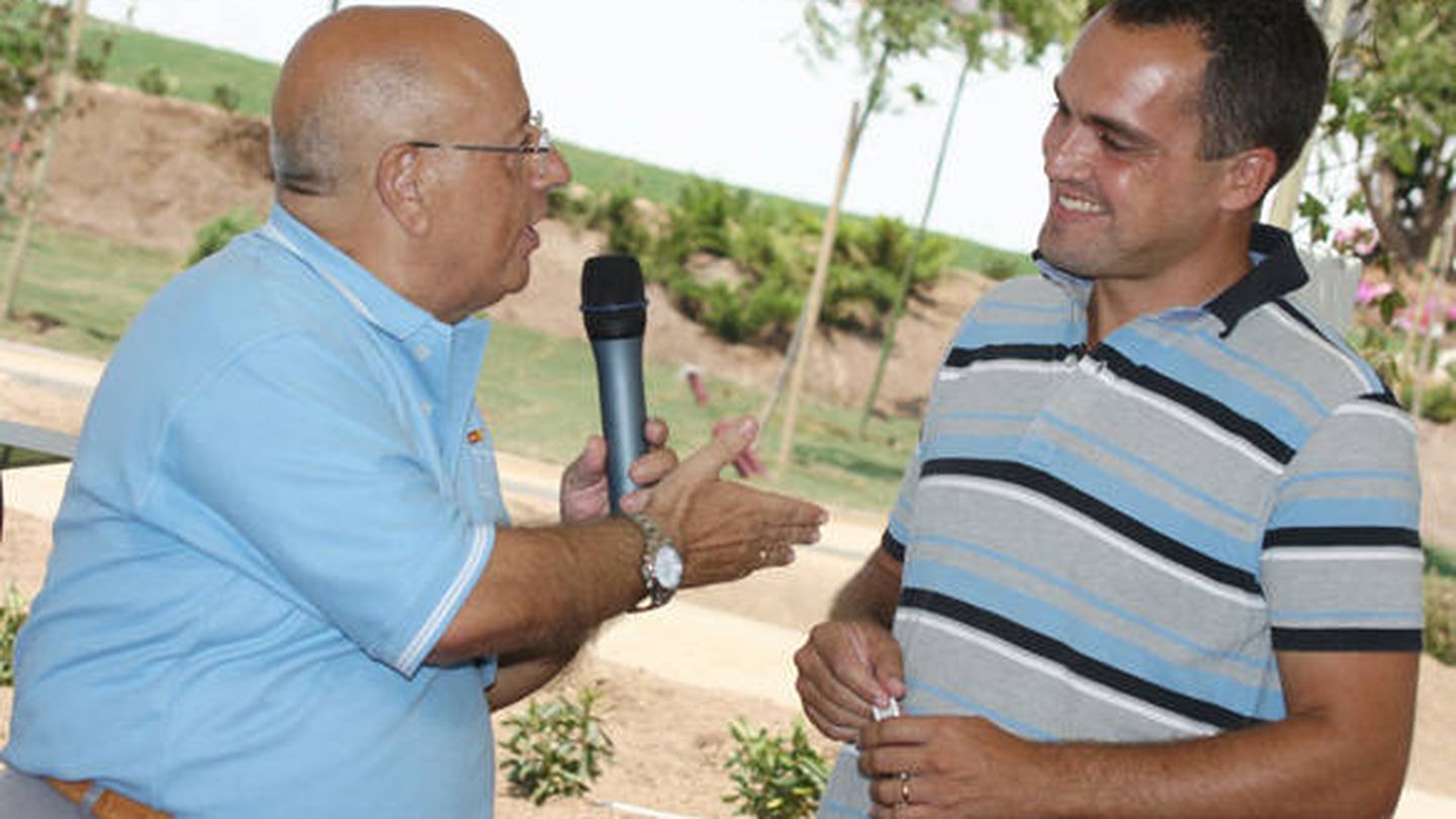 El fundador de TM, ya fallecido, José Luis Serna Almodóvar, habla con un cliente en la inauguración de una promoción en Almería.