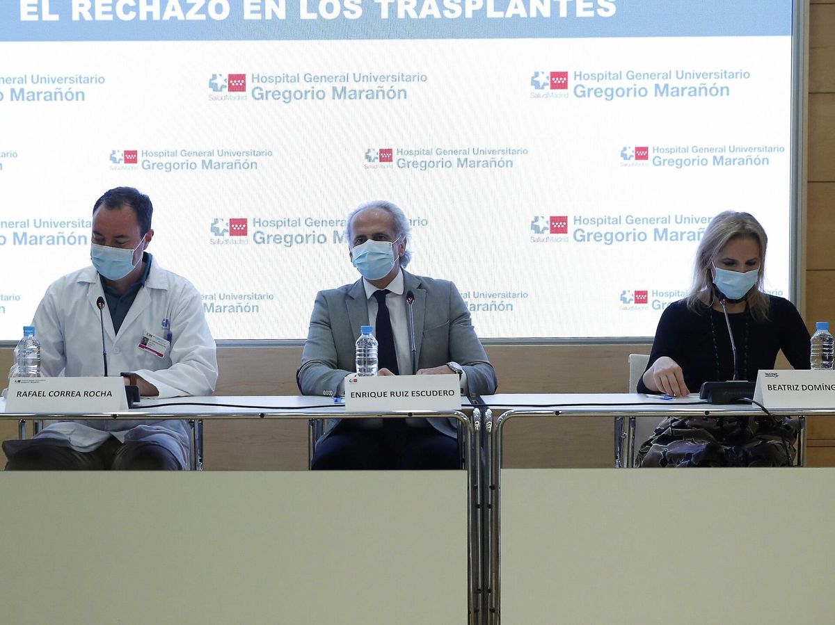 Foto: El consejero de Sanidad de la Comunidad de Madrid, Enrique Ruiz Escudero (c), junto a Rafael Correa Rocha, Jefe del Laboratorio de Inmuno-regulación del Hospital Gregorio Marañón. (EFE) 