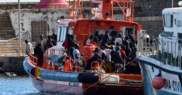 Foto: Salvamento Marítimo traslada al puerto de Almería a 122 tripulantes de una patera. (EFE)