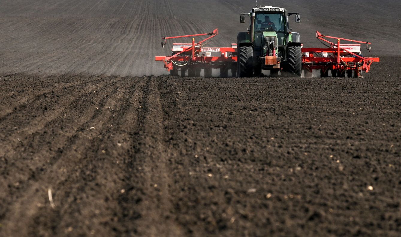 Los suelos agrarios están contaminados por microplásticos. (Reuters/S. Pivo)