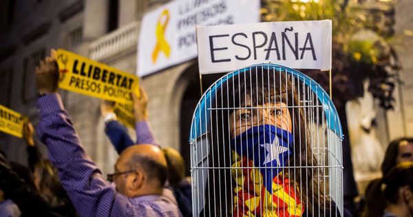 Foto: Concentración frente al Ayuntamiento de Barcelona para exigir la "libertad" de los exconsejeros encarcelados. (EFE)