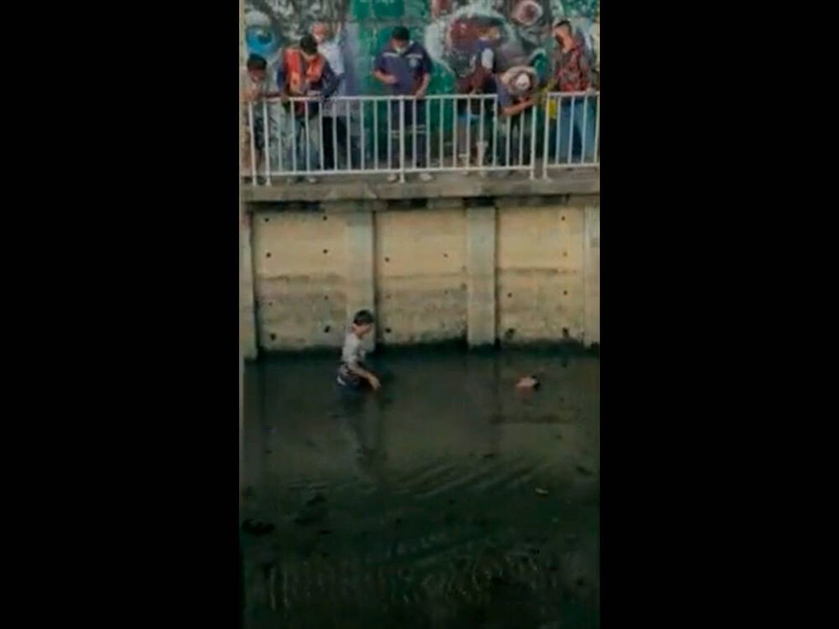 Foto: El extraño fenómeno del cuerpo flotante en Bangkok (Twitter/@kameraone_latam)