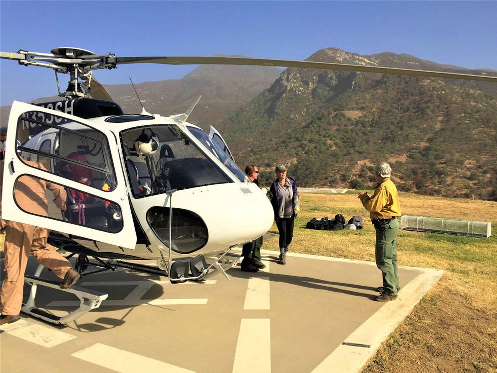 Foto: La mujer, a su llegada después de ser trasladada con un helicóptero desde el lugar del rescate (Foto: Twitter)