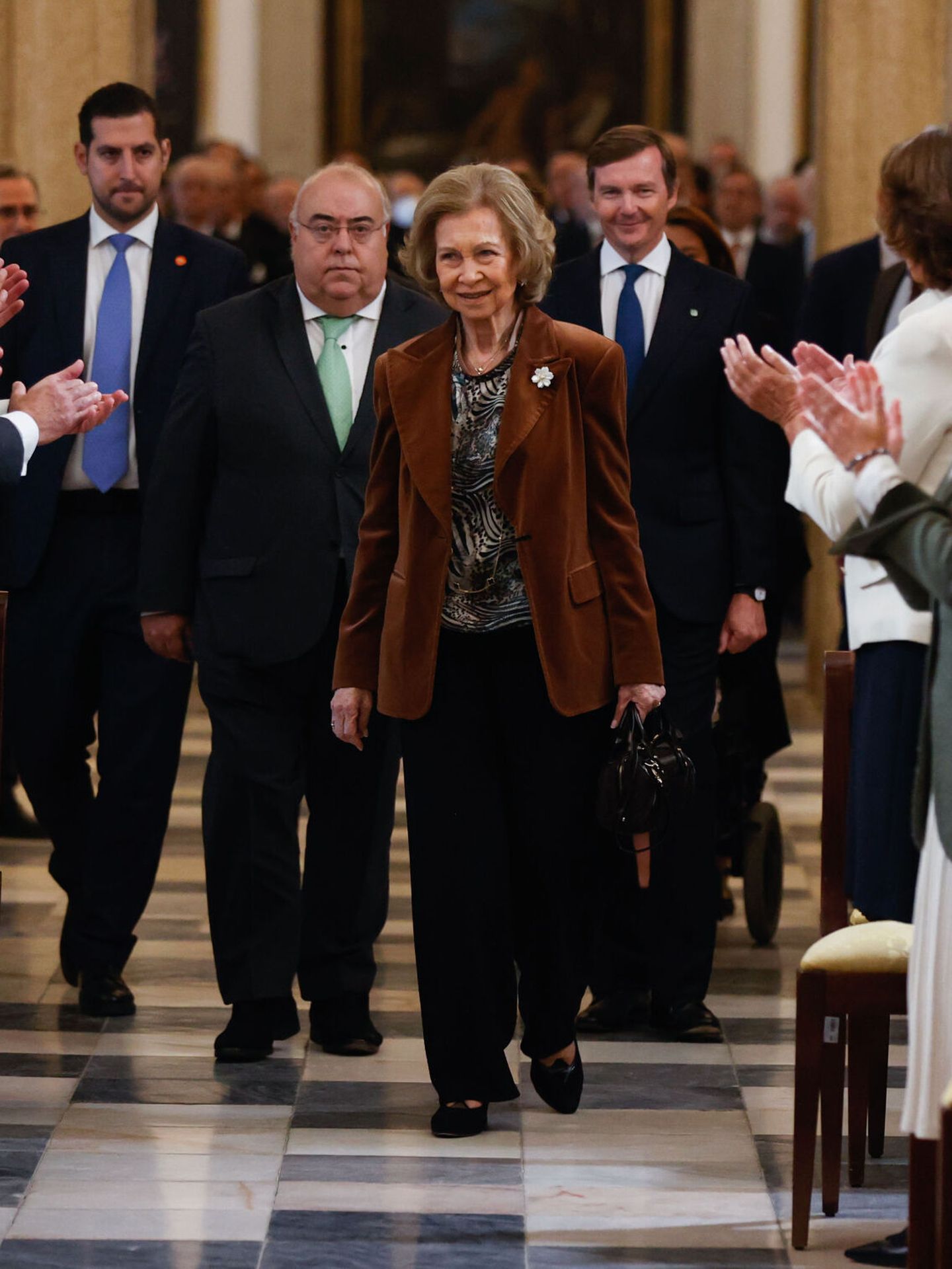 La reina Sofía, accediendo al acto. (EFE/Juan Carlos Hidalgo)