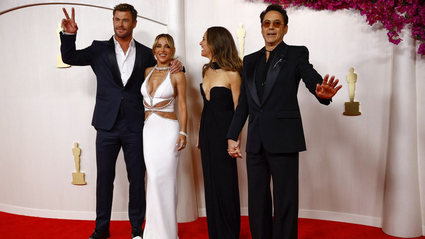 Chris Hemsworth, Elsa Pataky, Susan Downey y Robert Downey Jr., en la alfombra roja de los Oscar. (Reuters/Sarah Meyssonnier)