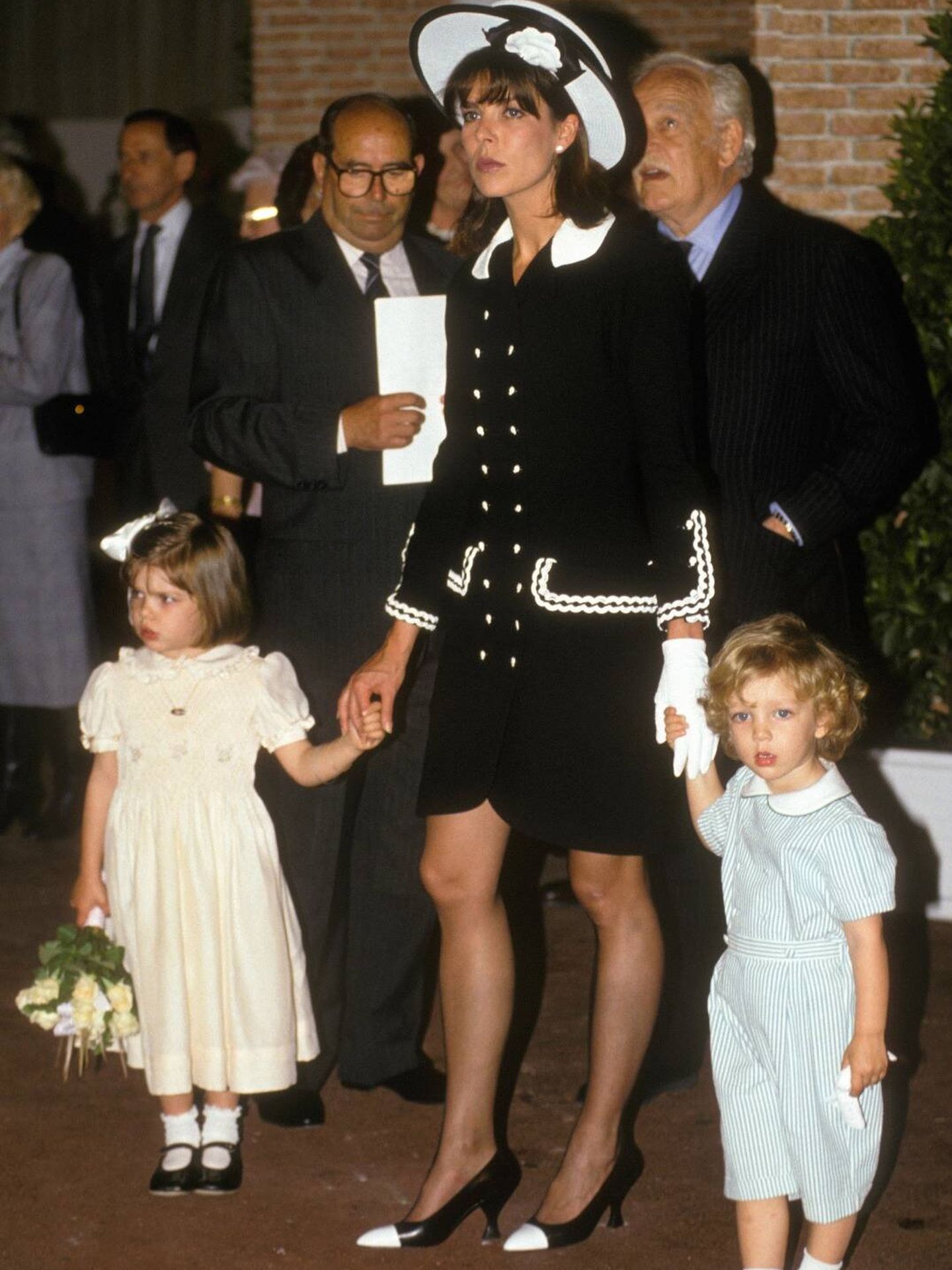 Carolina de Mónaco junto a sus hijos en 1990. (Getty Images)