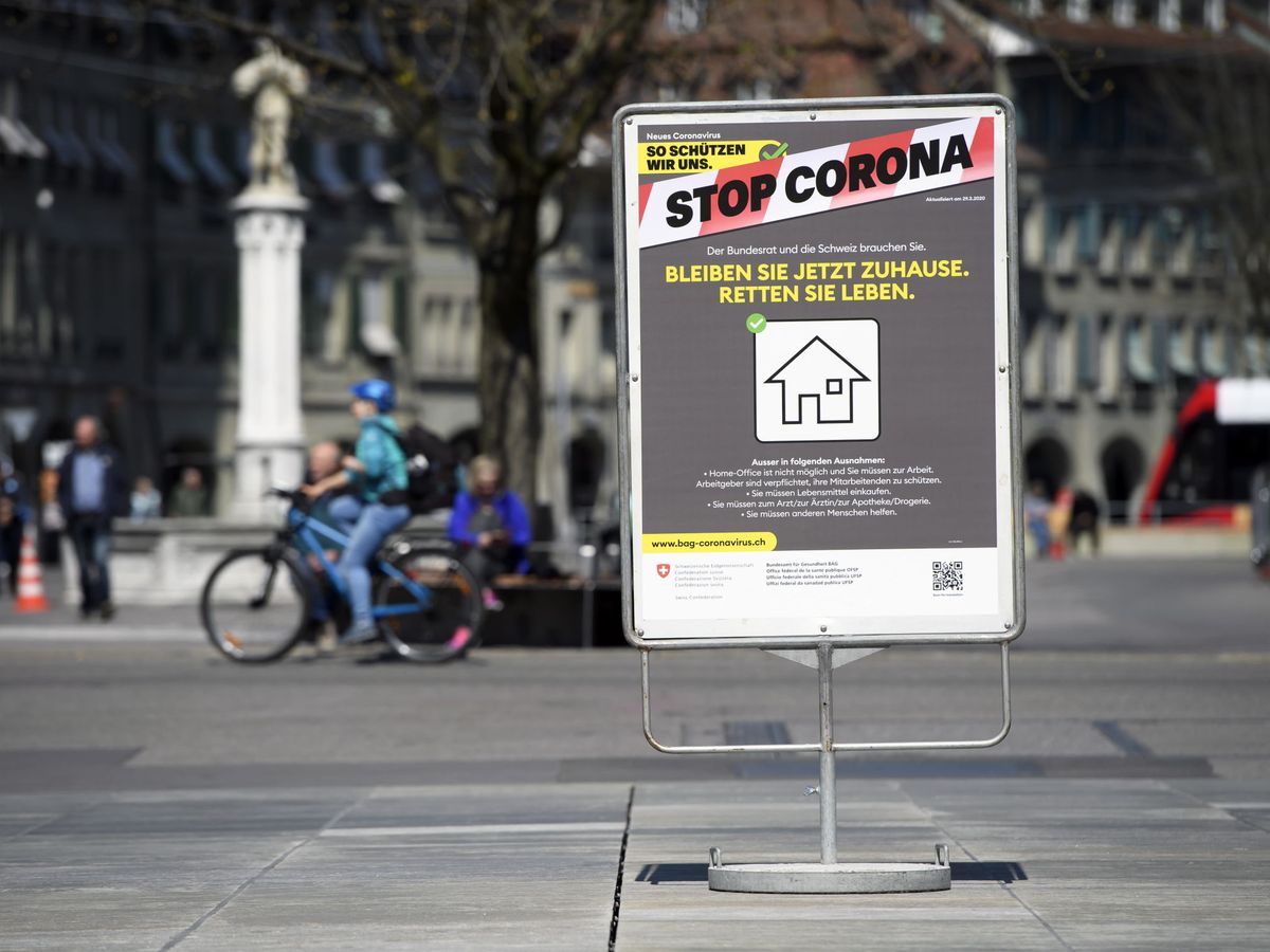 Foto: Un cartel contra el coronavirus en Berna, la capital de Suiza. (EFE)