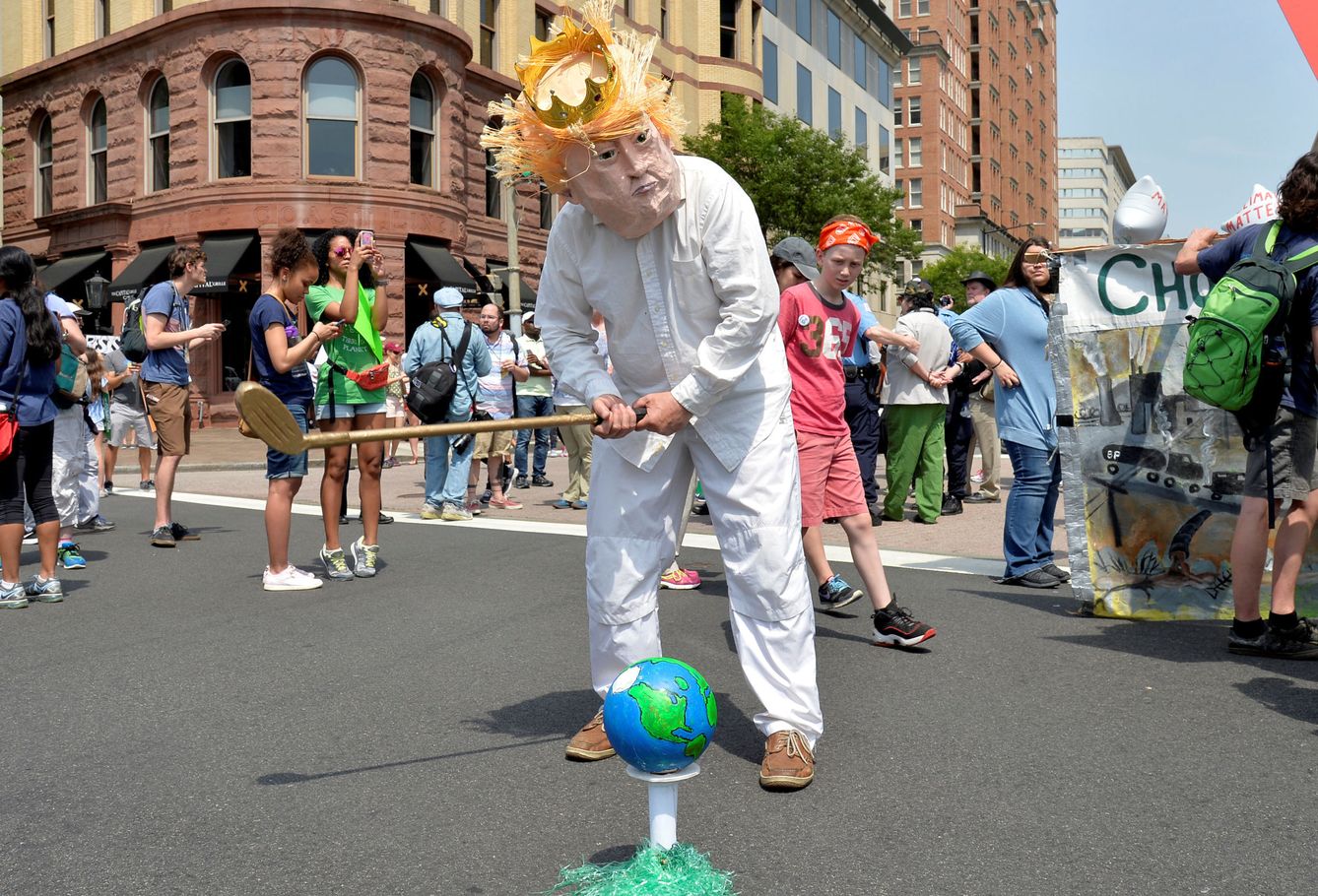 Protesta contra la política medioambiental de Donald Trump, en Washington. (Reuters)