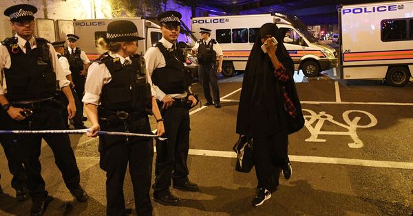 Foto: Una mujer llora tras el atentado de Finsbury Park, en Londres. (Reuters)