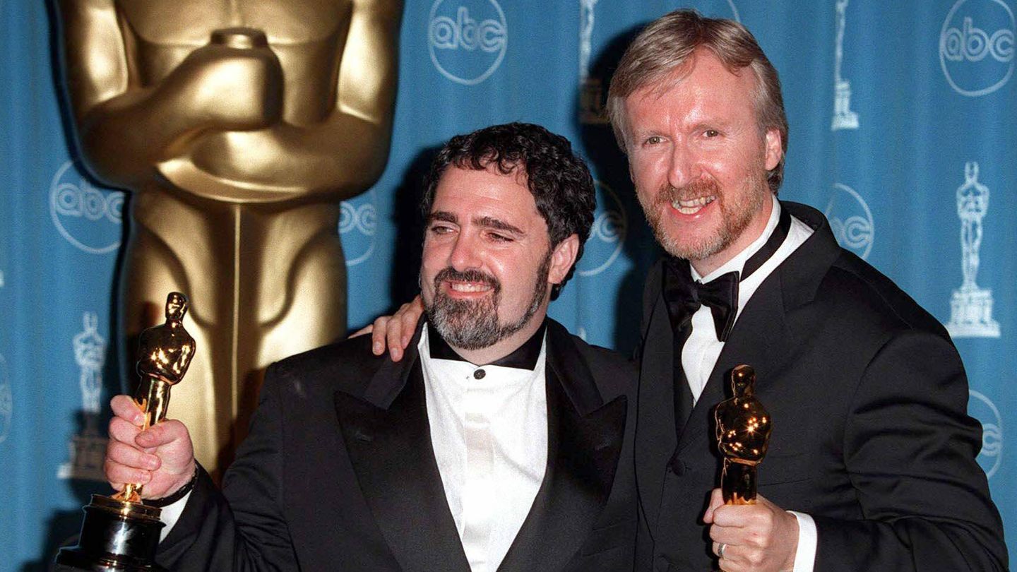 James Cameron y Jon Landau, en la noche de los Oscar de 1998. (CP)