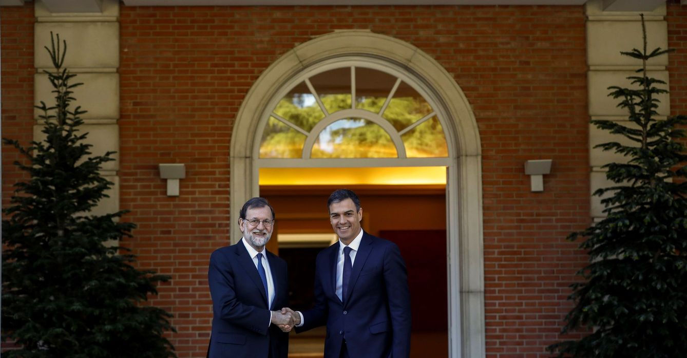 Foto: Mariano Rajoy y Pedro Sánchez, minutos antes del comienzo de su reunión en La Moncloa de este 15 de mayo. (EFE)