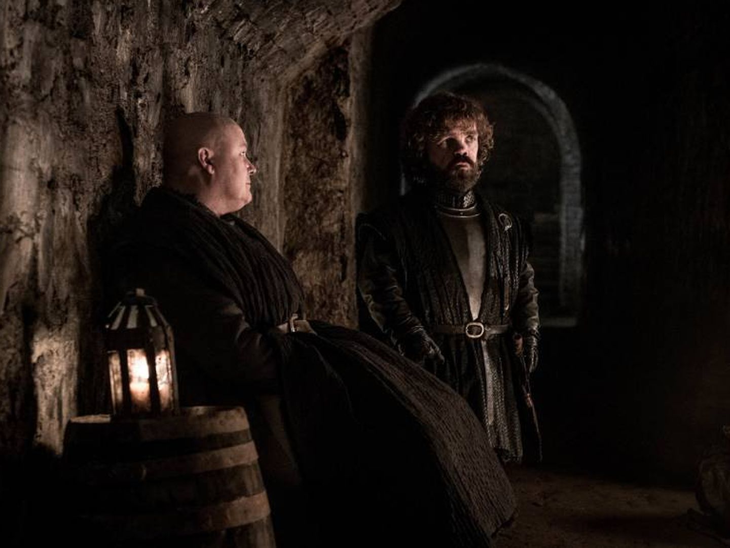 Varys y Tyrion en las criptas de Invernalia. (HBO)
