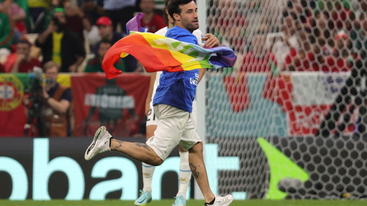 Quién es Mario Ferri, el jugador que ondeó en Qatar una bandera: la vez que le puso a Messi una bufanda