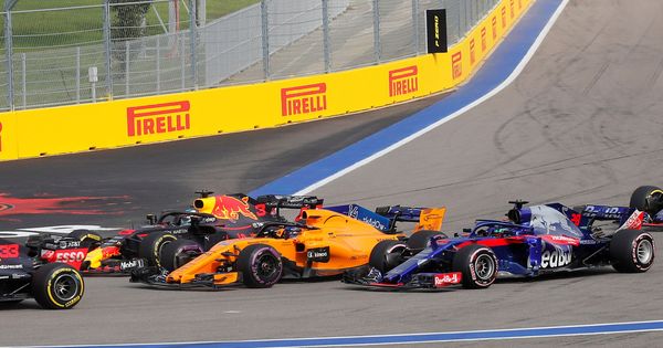 Foto: Fernando Alonso, rodeado por Red Bull y Toro Rosso al comienzo del Gp de Rusia (REUTERS)