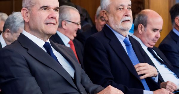 Foto: El expresidente del Gobierno andaluz socialista Antonio Griñán (d), junto al también expresidente Manuel Chaves (i), este lunes en el juicio de los ERE. (EFE)
