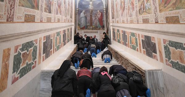 Foto: Imagen de decenas de fieles subiendo la 'Scala Santa' tras su reapertura. (EFE)