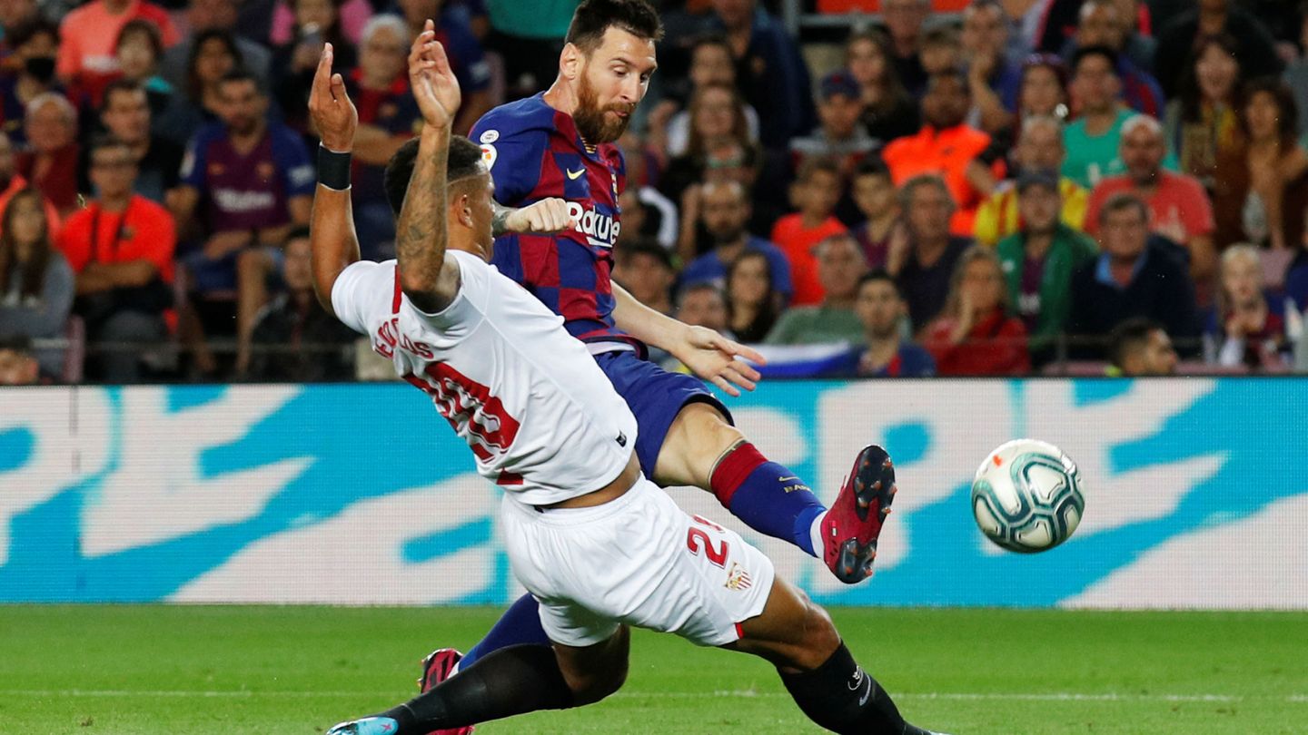 Diego Carlos obstaculiza un disparo de Messi. (Reuters)
