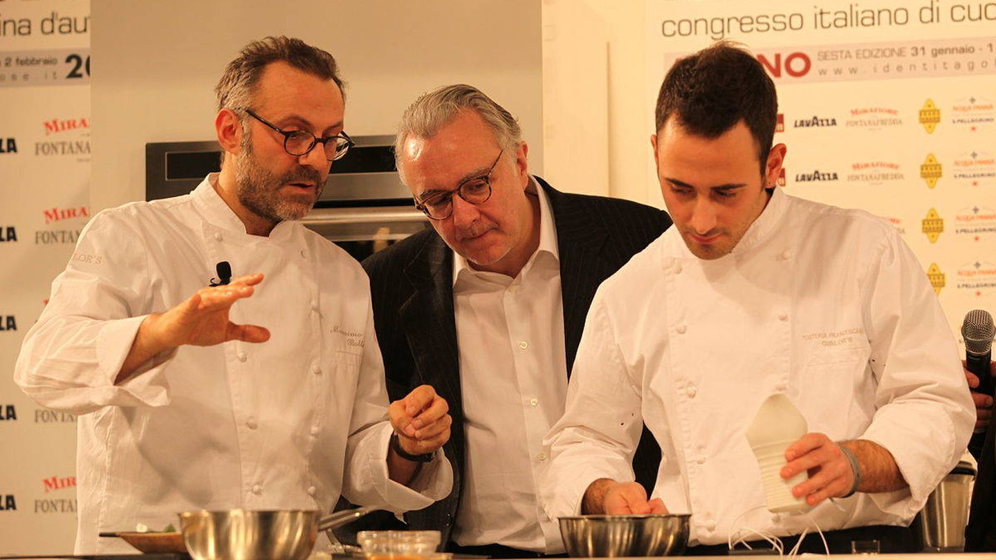 De izda a dcha, los chefs Massimo Bottura y Alain Ducasse durante el Congreso Italiano de Cocina de Autor de 2010.