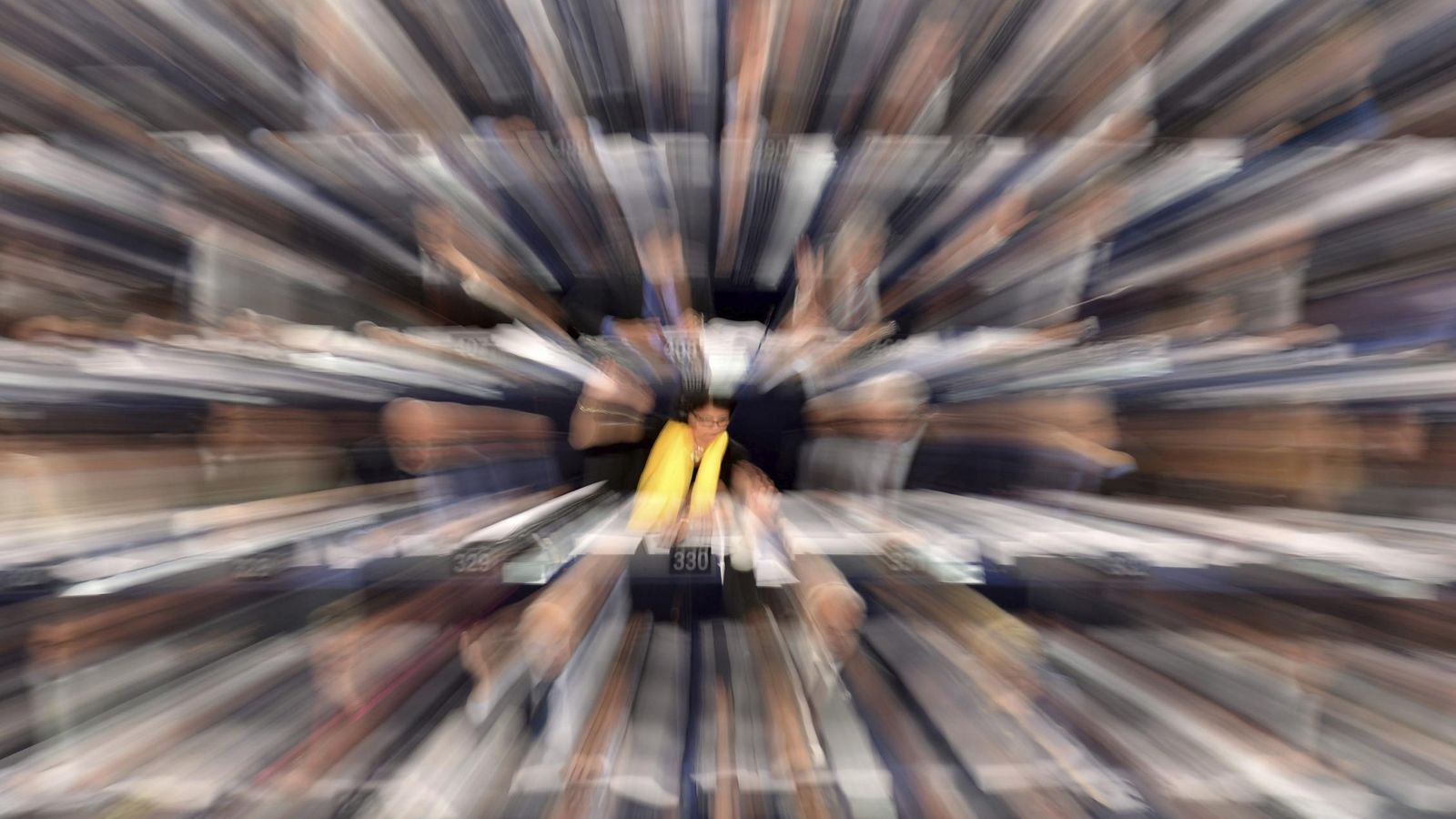 Foto: Vista general de los europarlamentarios mientras votan durante un pleno del Parlamento Europeo. (EFE)