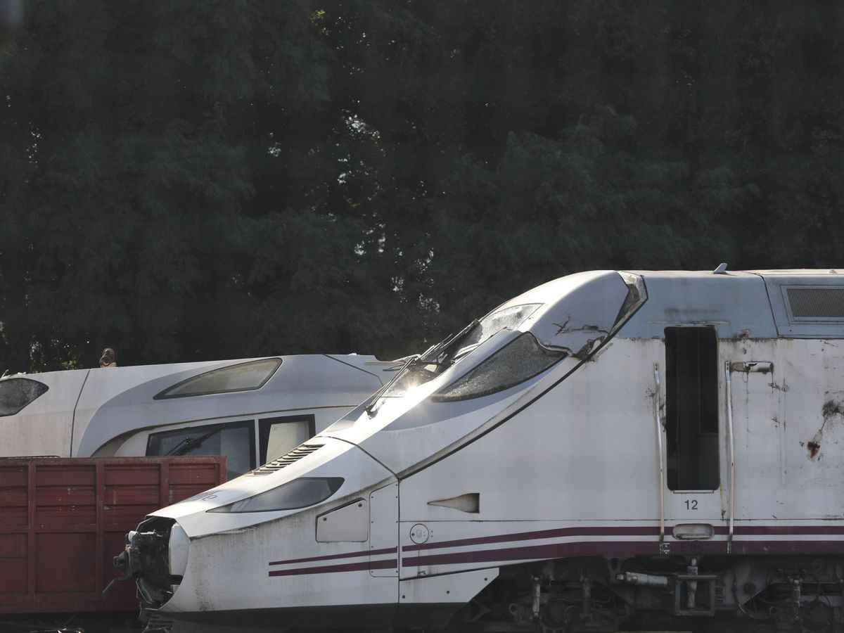 Foto: El tren y los vagones accidentados siguen almacenados en un taller de Galicia. 