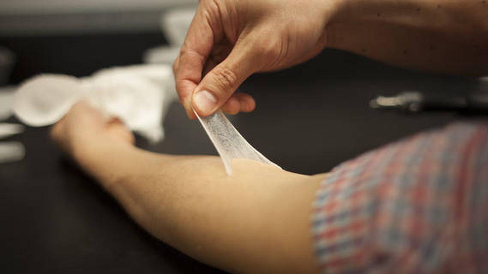 Foto: La segunda piel de polímero tiene una elasticidad del 250%. / Melanie Gonick / MIT