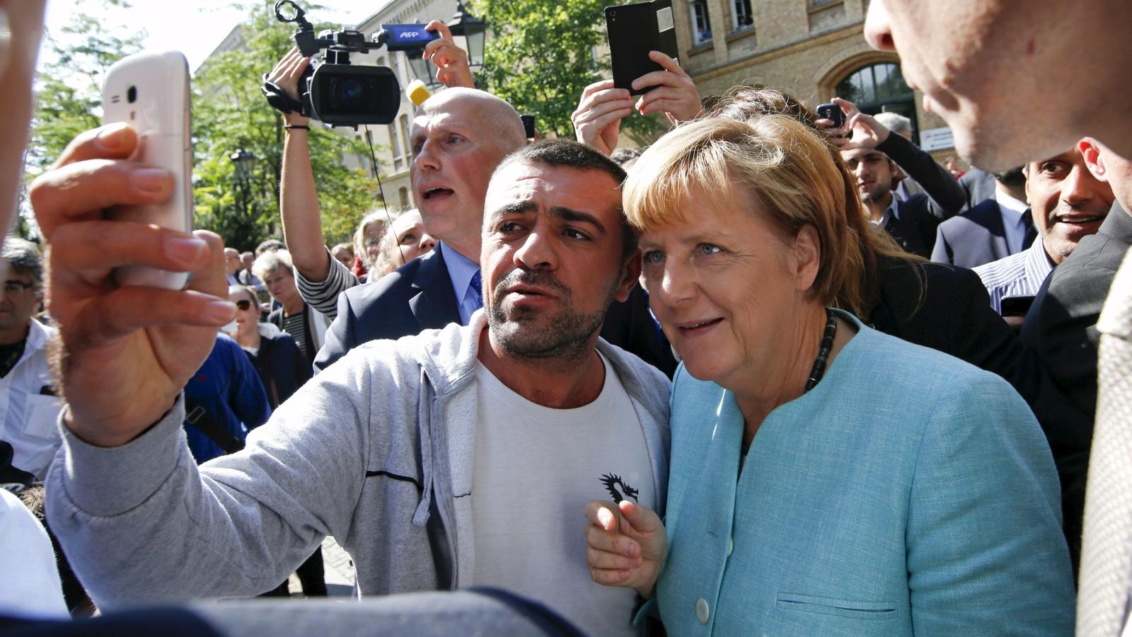Foto: La canciller Angela Merkel se hace un selfie con un refugiado en Berlín. (Reuters)