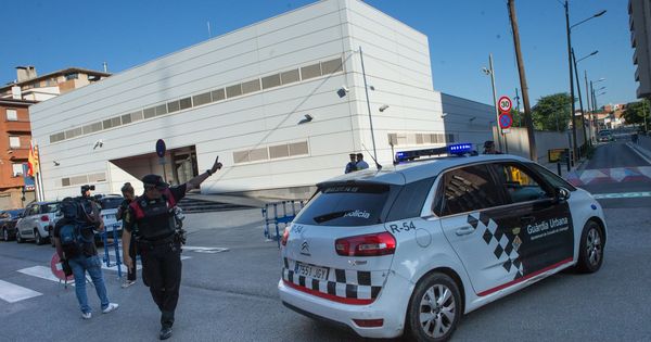 Foto: Efectivos policiales ante la fachada de la comisaría de Cornellà. (EFE)