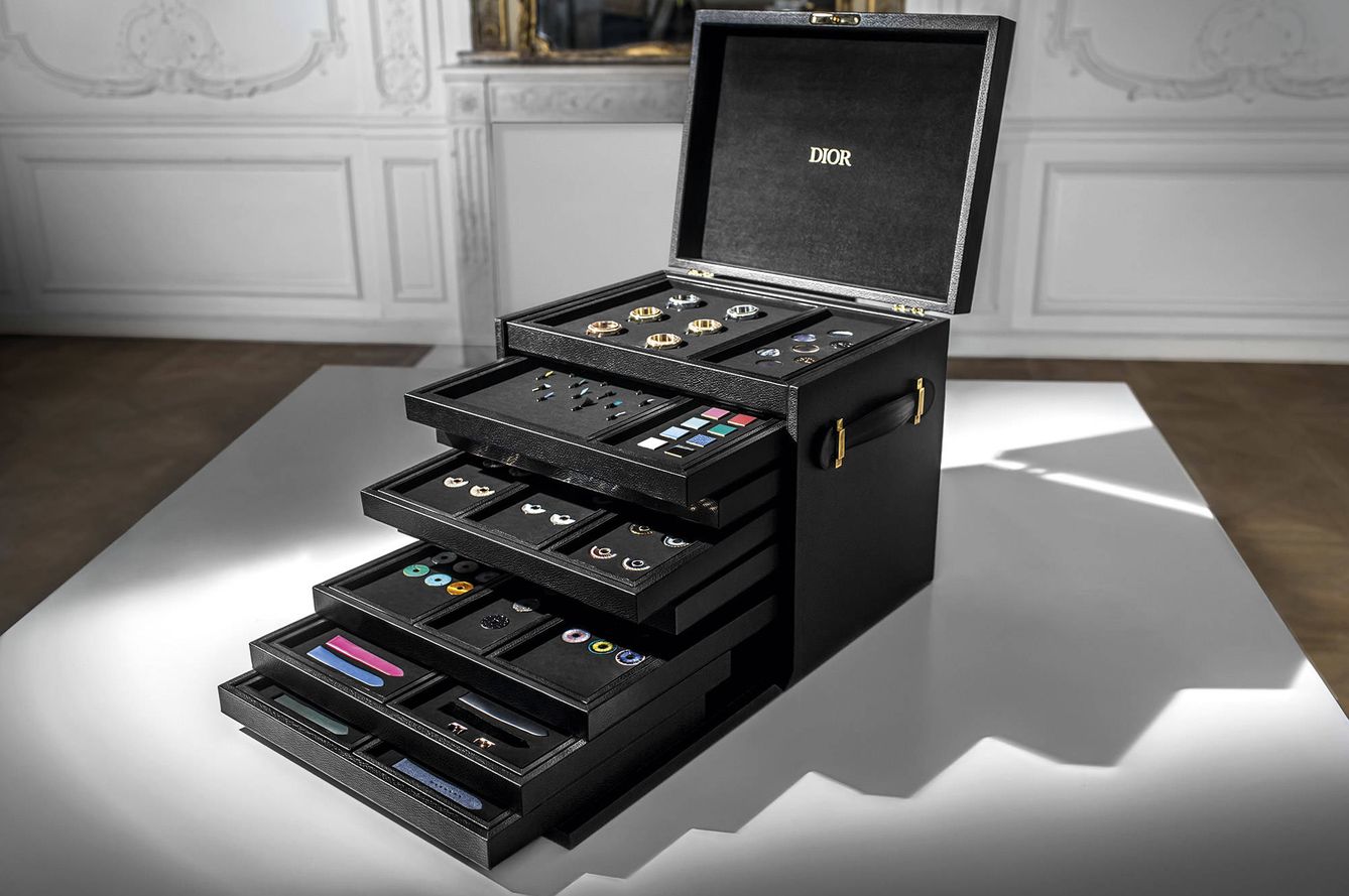 Además de ser apoyado por la tecnología, los elementos disponibles para la personalización están ordenados en una gran caja de piel negra.