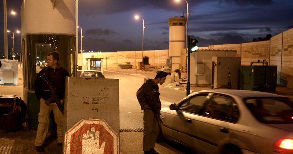 Foto: Un agente de la policía israelí de frontera vigila un punto de control en las afueras de Jerusalén. (EFE)