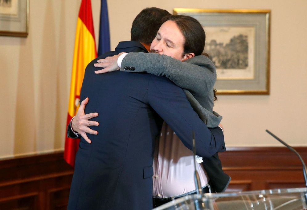 Foto: Pedro Sánchez y Pablo Iglesias se abrazan tras firmar el preacuerdo para el Gobierno de coalición, este 12 de noviembre. (EFE)