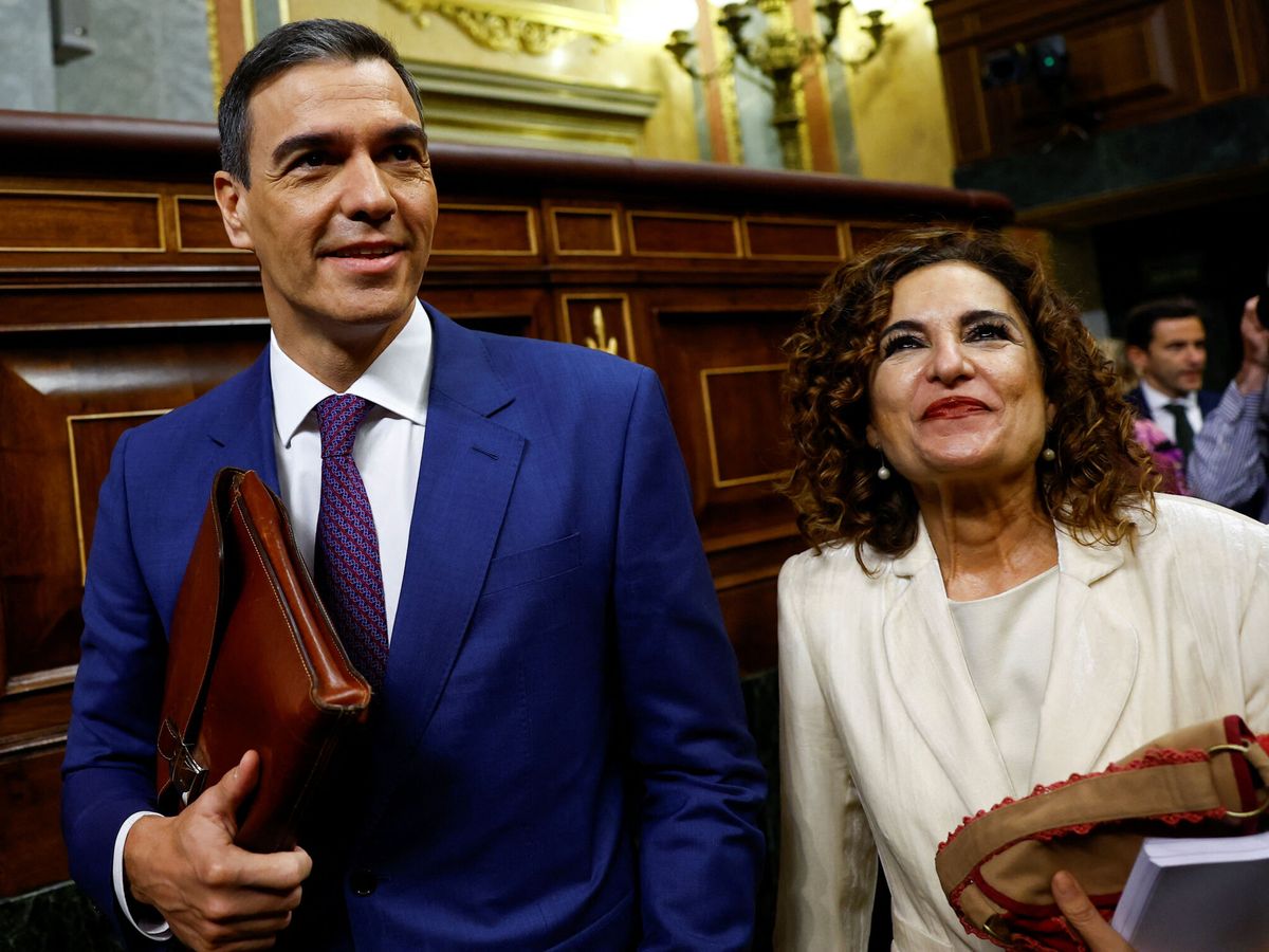 Foto: Pedro Sánchez, con María Jesús Montero, en el Congreso en el debate de investidura. (Reuters/Susana Vera)