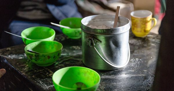 Foto: Polvos de la marca Horlicks antes de verter el agua caliente en el valle de Lachen, India. (iStock)