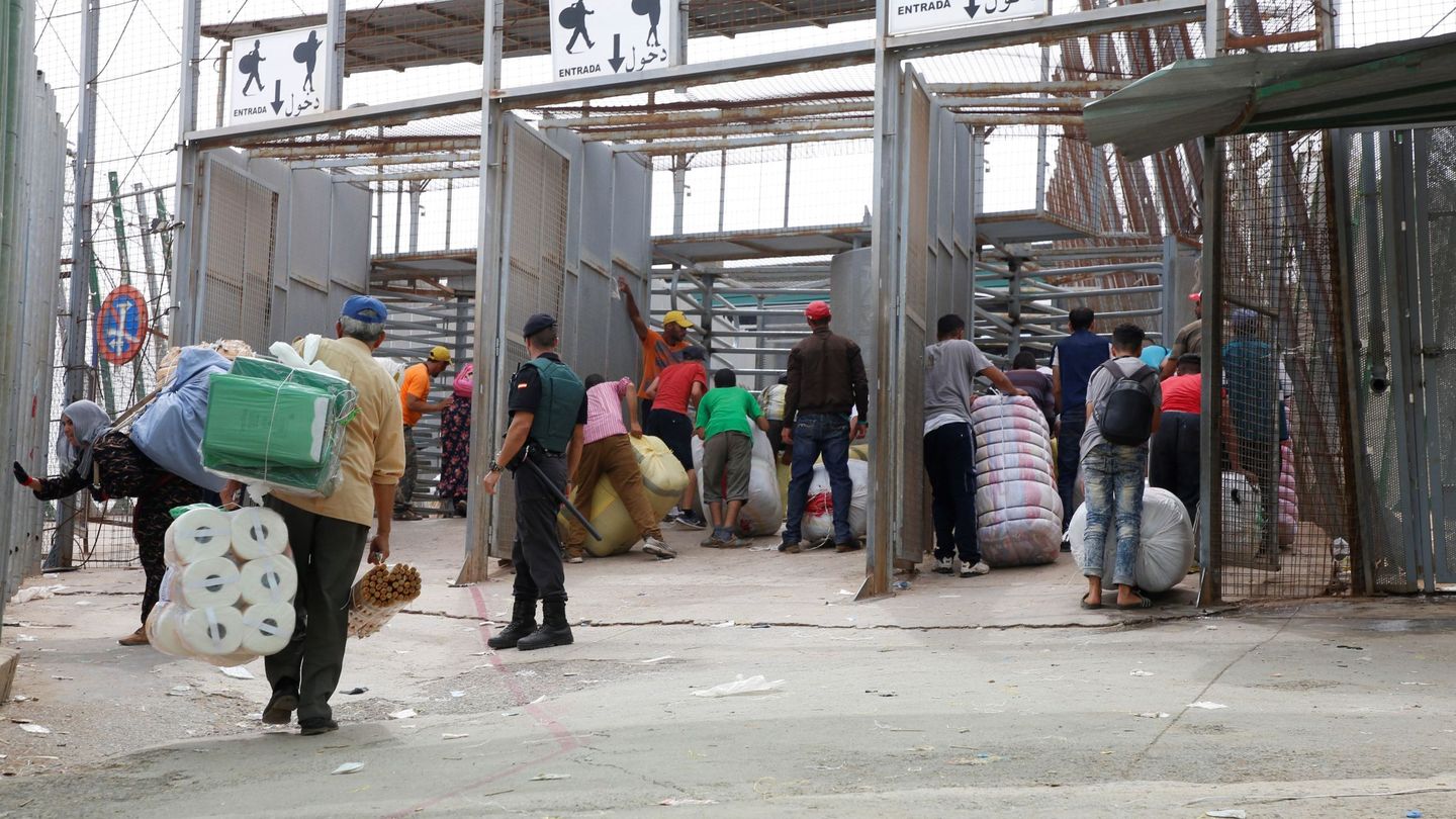Varias personas en la frontera de Barrio Chino, en Melilla, que dedica la mitad del día a los porteadores y es la que más aumentó su tráfico el año pasado, al ser utilizada por 1.563.568 en ambos sentidos. (EFE)