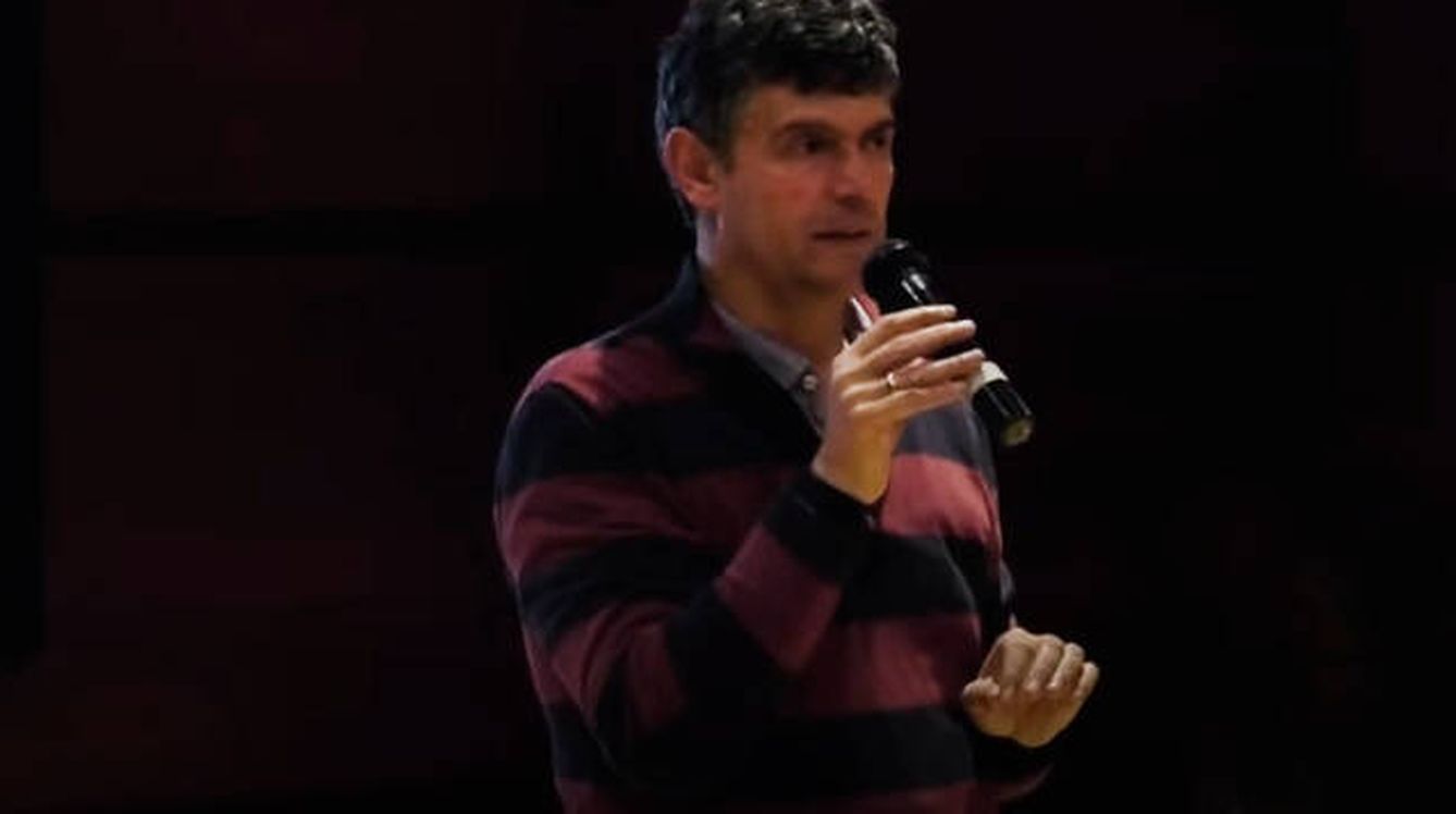 Enrique Serrano durante una conferencia. (Youtube)