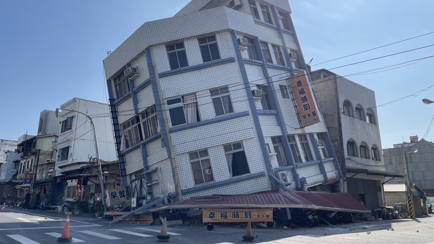 Un edificio destruido en Hualien, Taiwán, a causa del terremoto que ha azotado el país. (EFE)