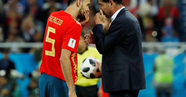Foto: Fernando Hierro da instrucciones a Busquets durante el partido de España contra Marruecos. (EFE)