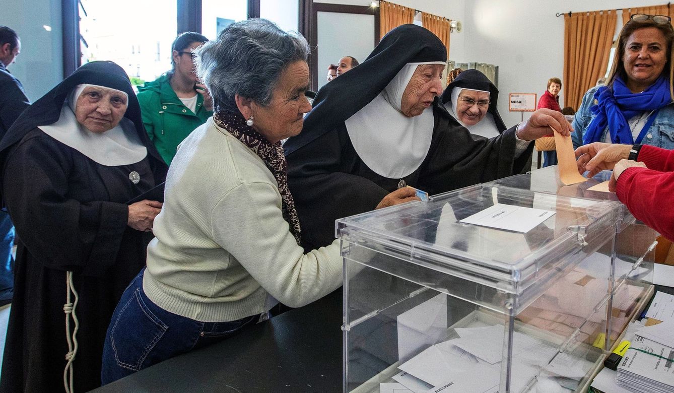 Una religiosa introduce su papeleta de voto en una de las urnas de la Biblioteca Municipal de Sanlúcar de Barrameda (Cádiz). (EFE)