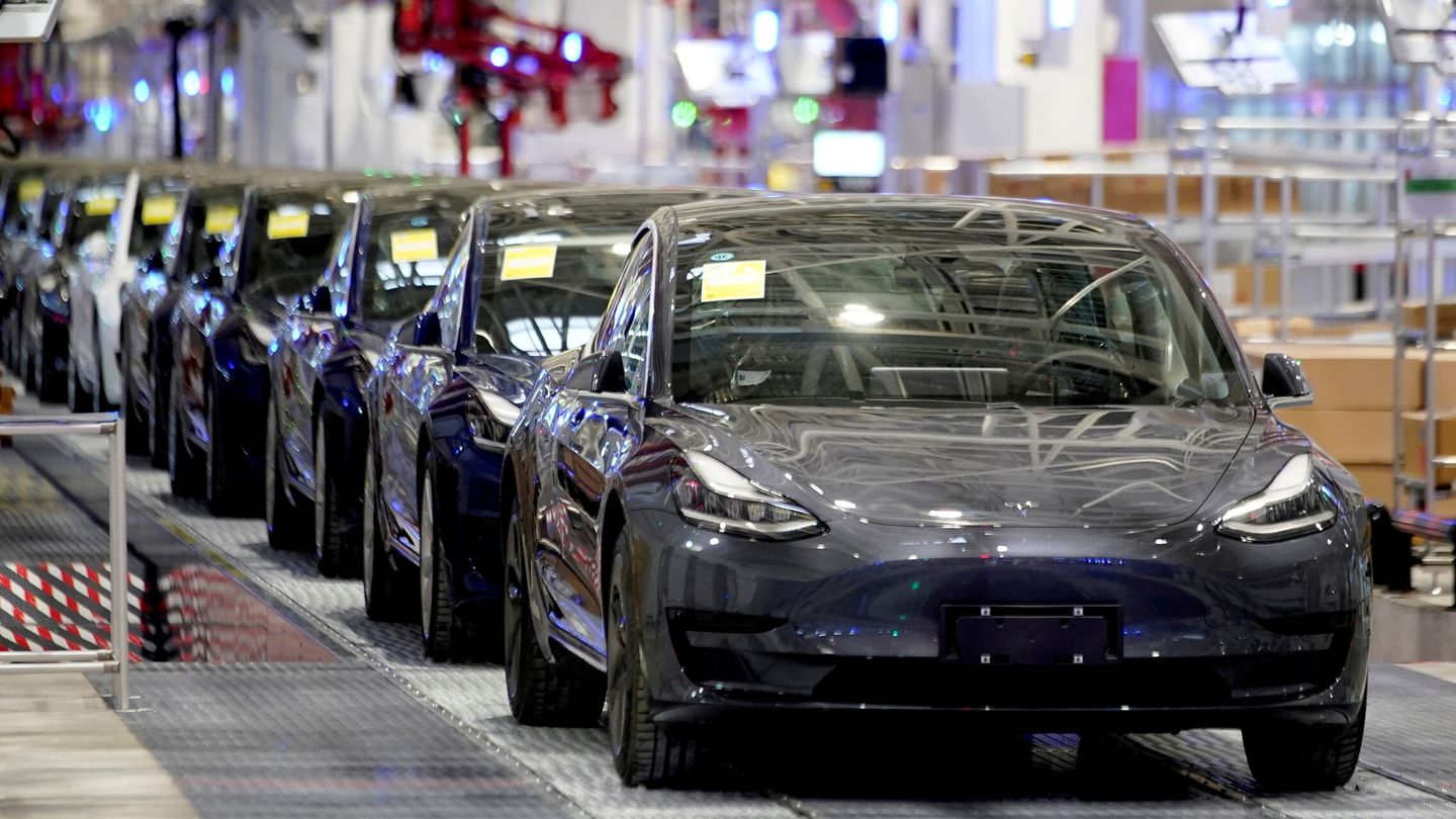 Teslas saliendo de la cadena de montaje en su fábrica China