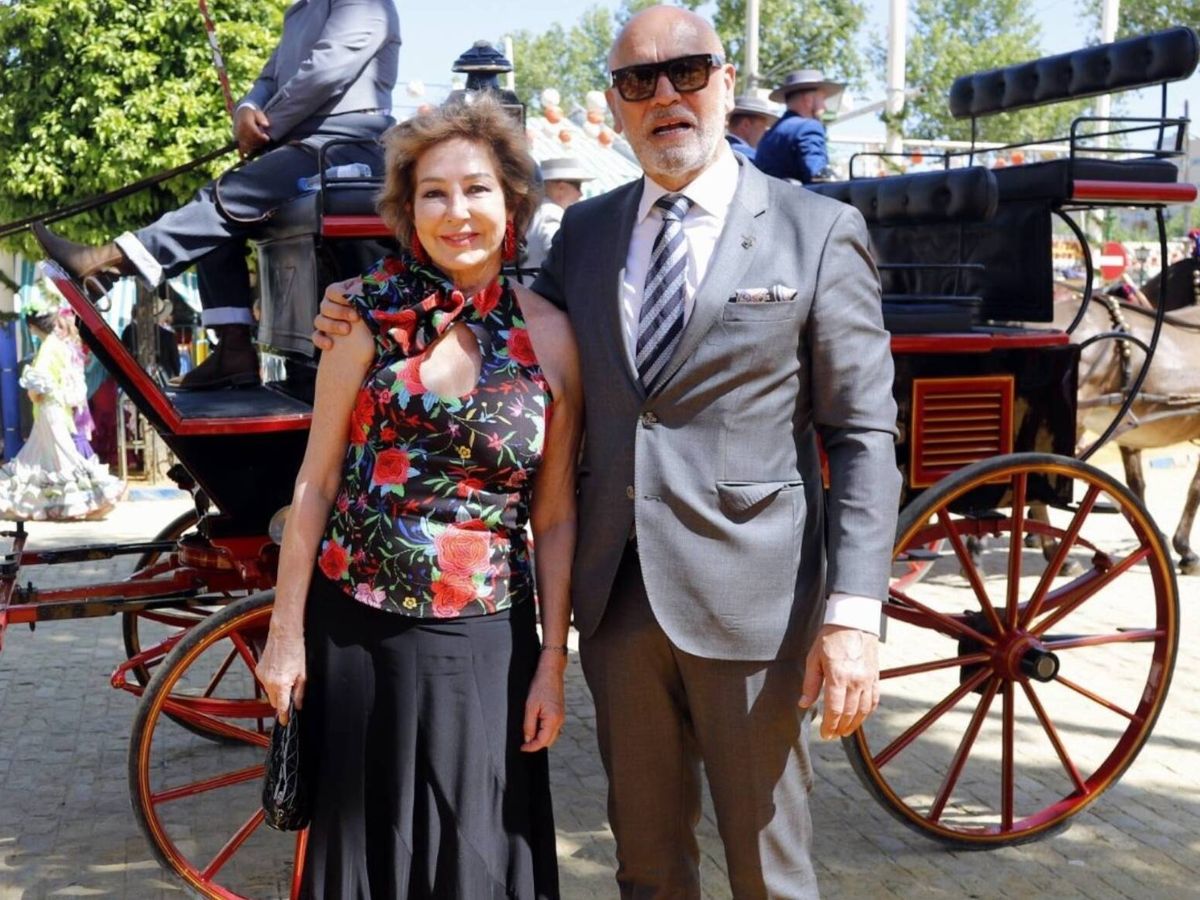 Foto: Ana Rosa Quintana y su marido, Juan Muñoz, en la Feria de Abril. (Cordon Press)