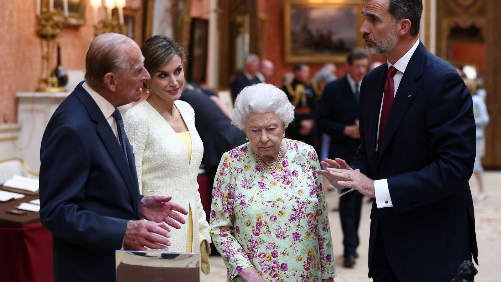 Foto: Los Reyes junto a la reina Isabel y el duque de Edimburgo en Buckingham. (Reuters)