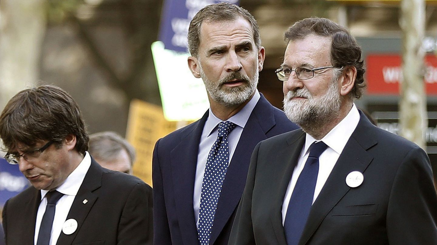 El Rey, el presidente del Gobierno, Mariano Rajoy (d), y el 'president' Carles Puigdemont (i). (EFE)