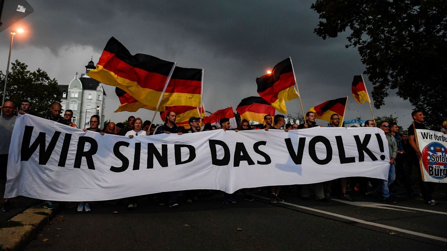 Protesta ultraderechista en la ciudad alemana de Chemnitz. En la pancarta se lee '¡Nosotros somos el pueblo!'. (Foto: EFE)